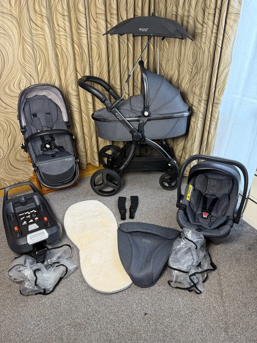 Egg 2 full travel system with car seat and isofix - Image 1