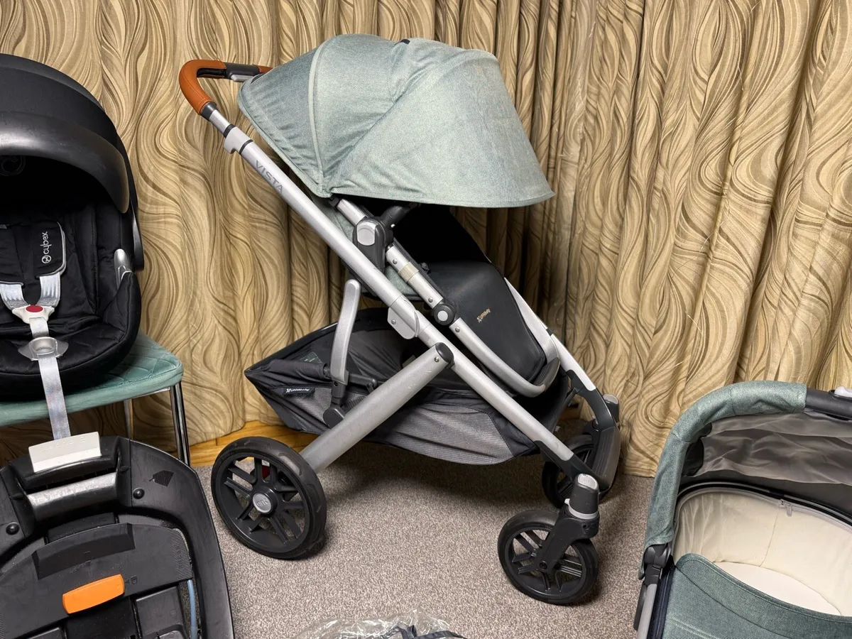 Uppababy Vista V2 Cybex car seat isofix base - Image 2