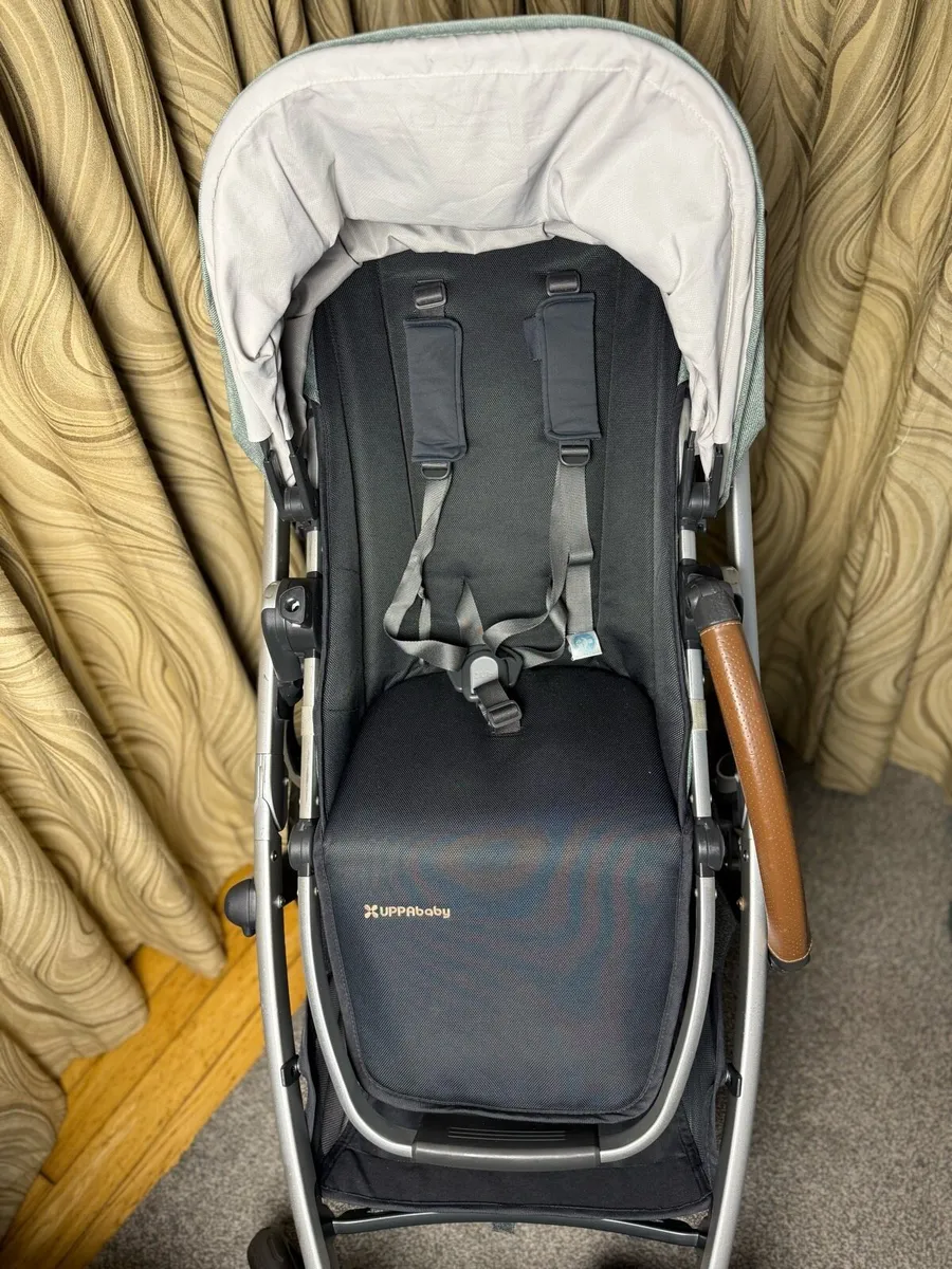Uppababy Vista V2 Cybex car seat isofix base - Image 3