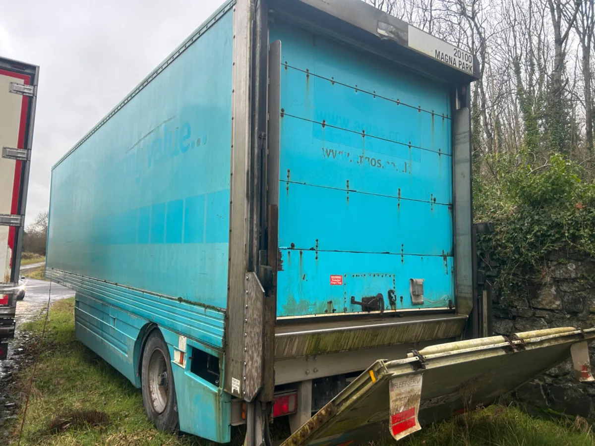 06 30ft box trailer with tail lift - Image 1