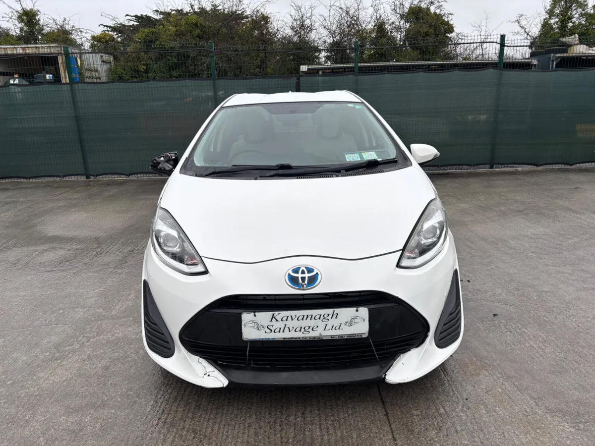 172 Toyota Aqua Hybrid Light Damage - Image 1