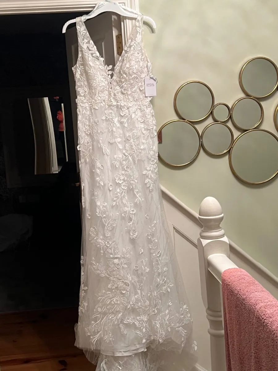 Wedding dress - Image 1