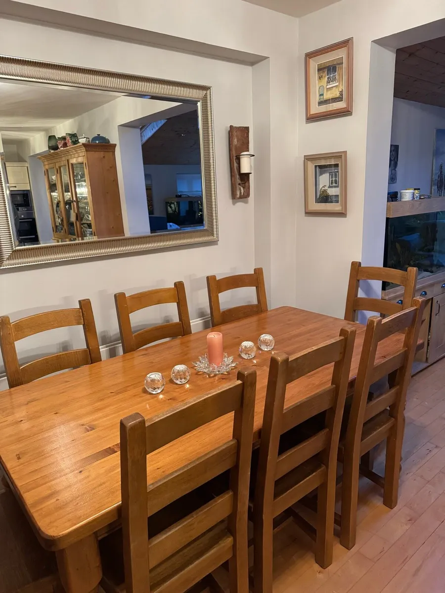 Strawbridge wooden country kitchen table, 8 chairs - Image 4