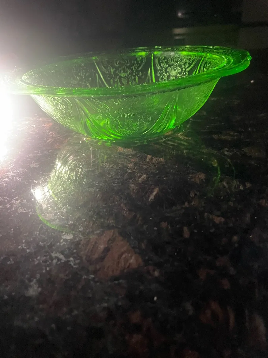 1930s Uranium glass bowl - Image 1