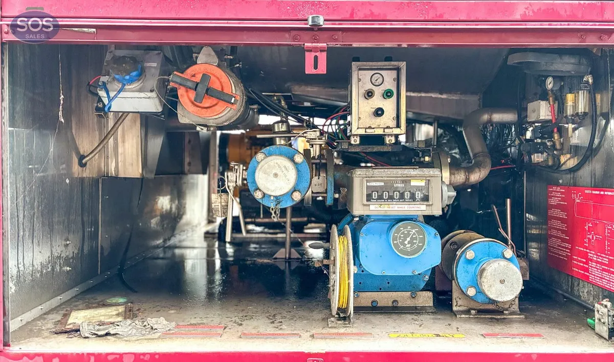 2004 Clayton 9000L Cylindrical Aircraft Refueller - Image 2