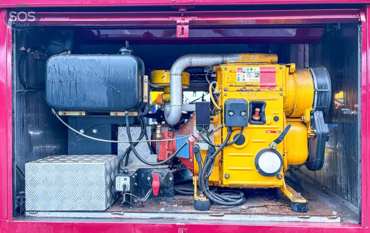 2004 Clayton 9000L Cylindrical Aircraft Refueller - Image 4