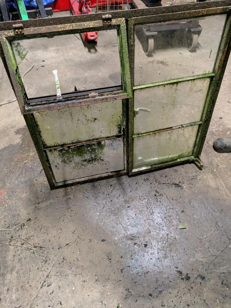 Cast iron windows - Image 4