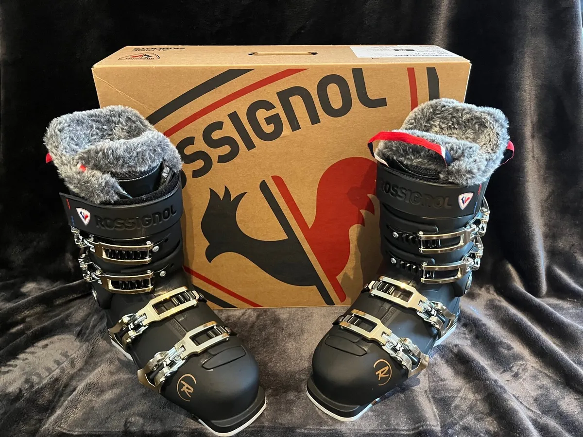 Alpine ski boots - Image 1