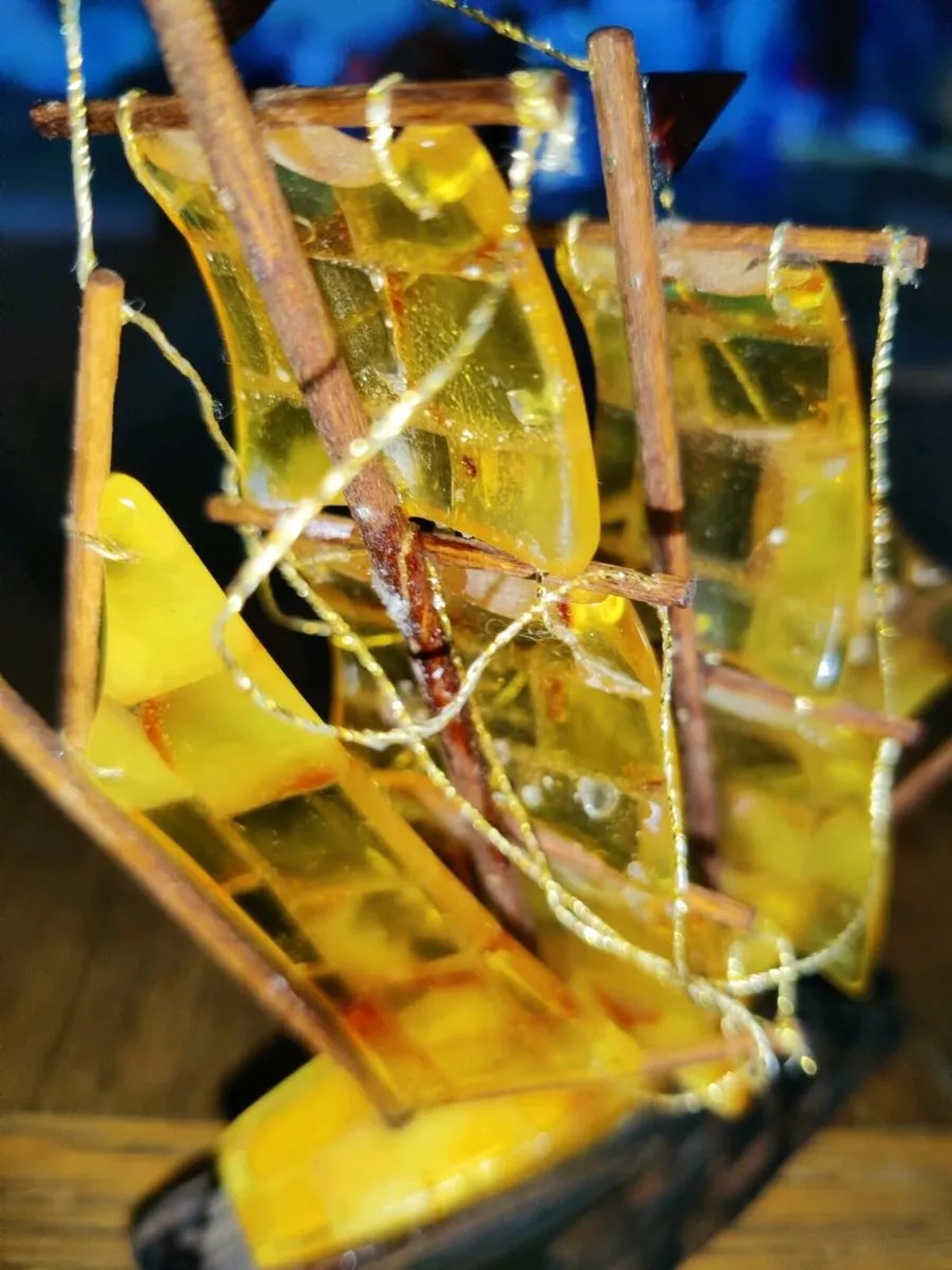 RARE, 16TH CENTURY BOAT, Made With REAL Amber ! - Image 3