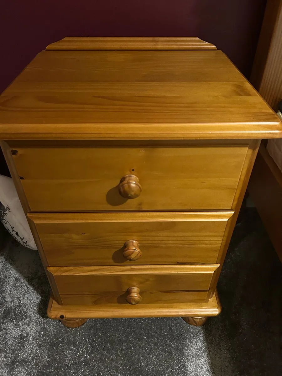 Chair and lamp bed and lockers - Image 3