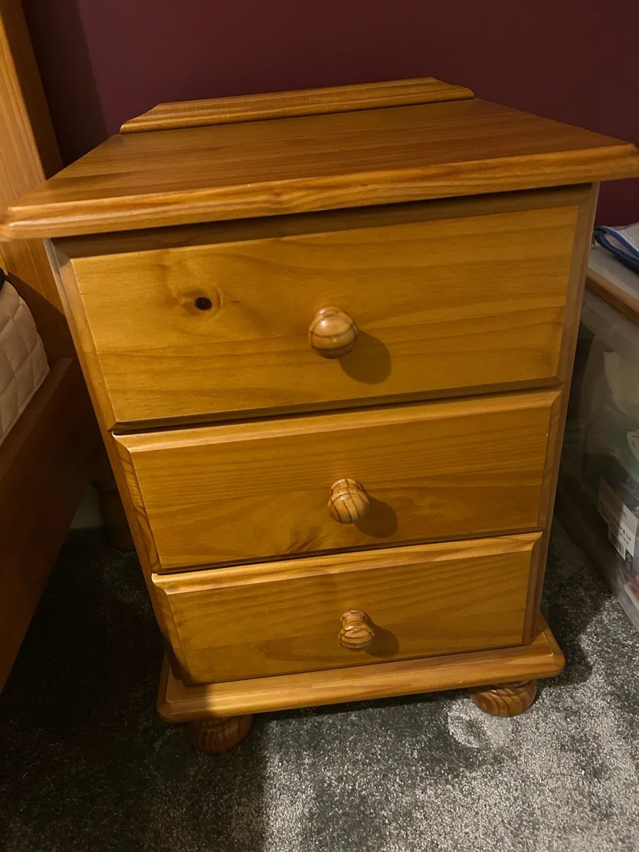 Chair and lamp bed and lockers - Image 4