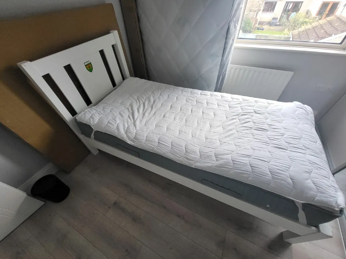 Single bed - Image 1