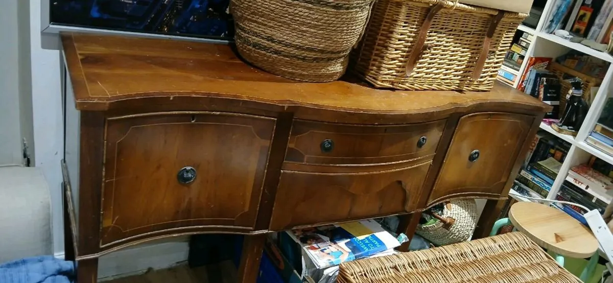 Beautiful walnut cĥest of drawers with inlays