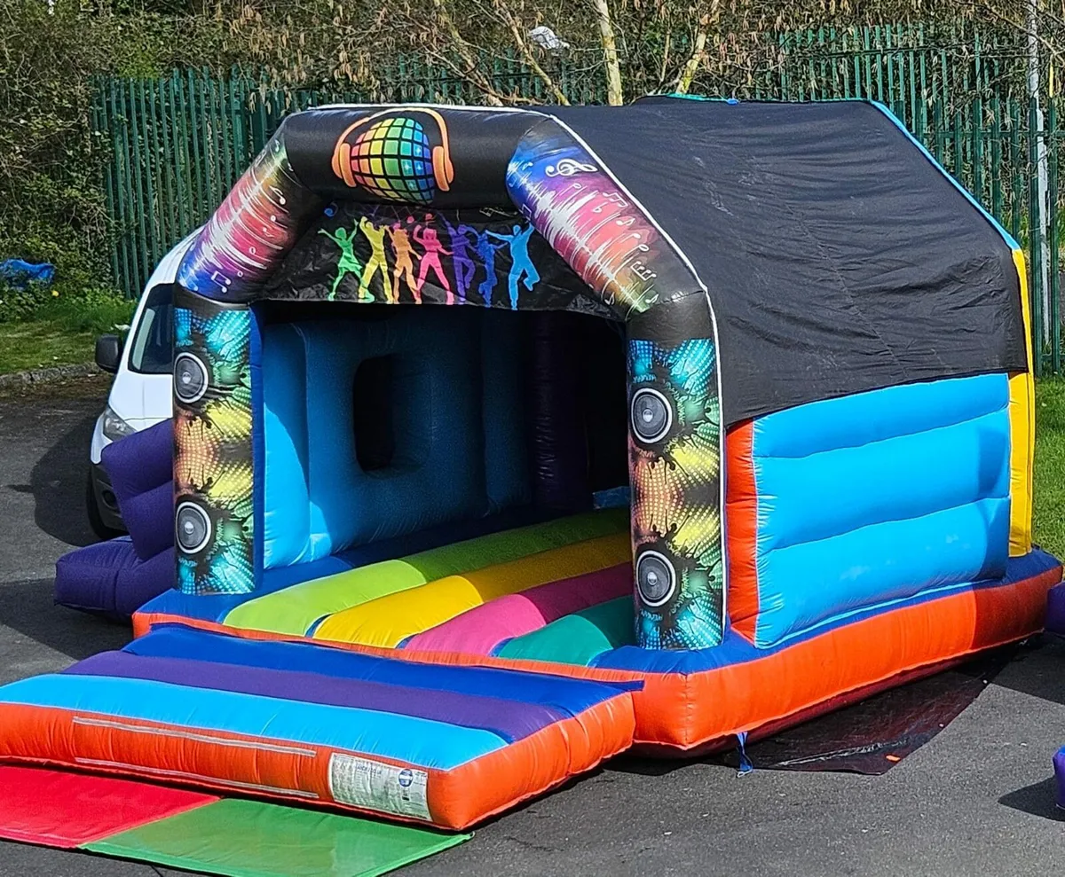 Bouncy castle - Image 2