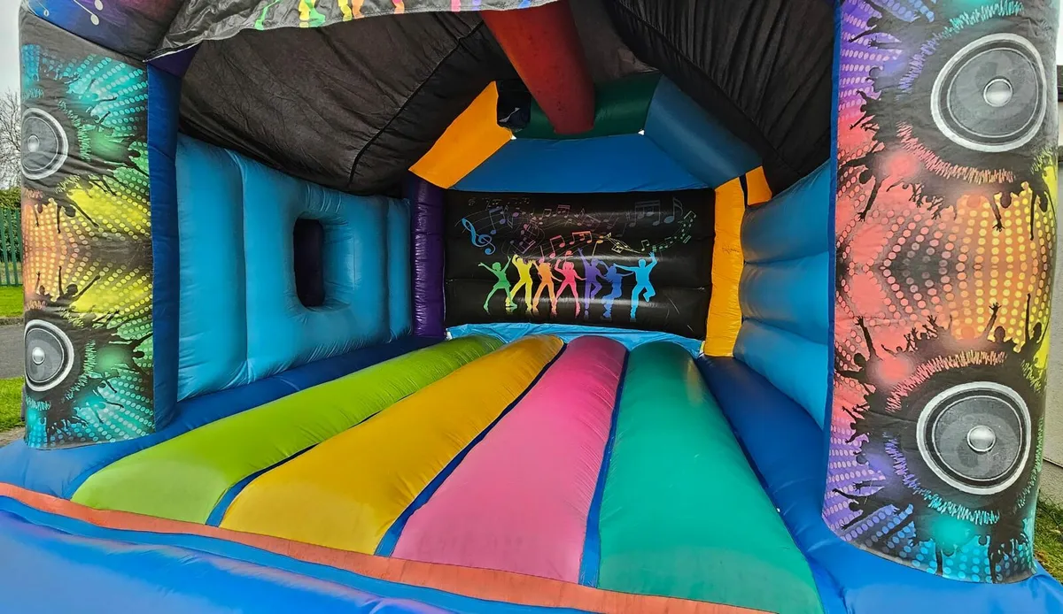 Bouncy castle - Image 4