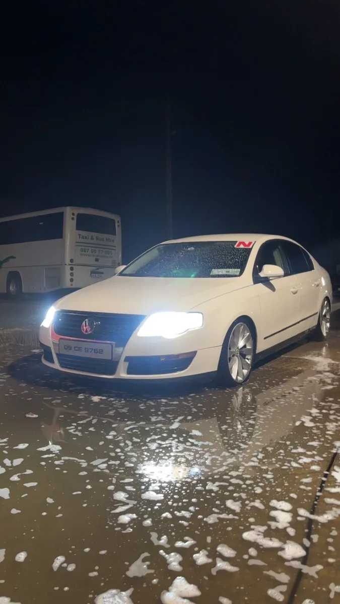 White Volkswagen B6 Passat - Image 3