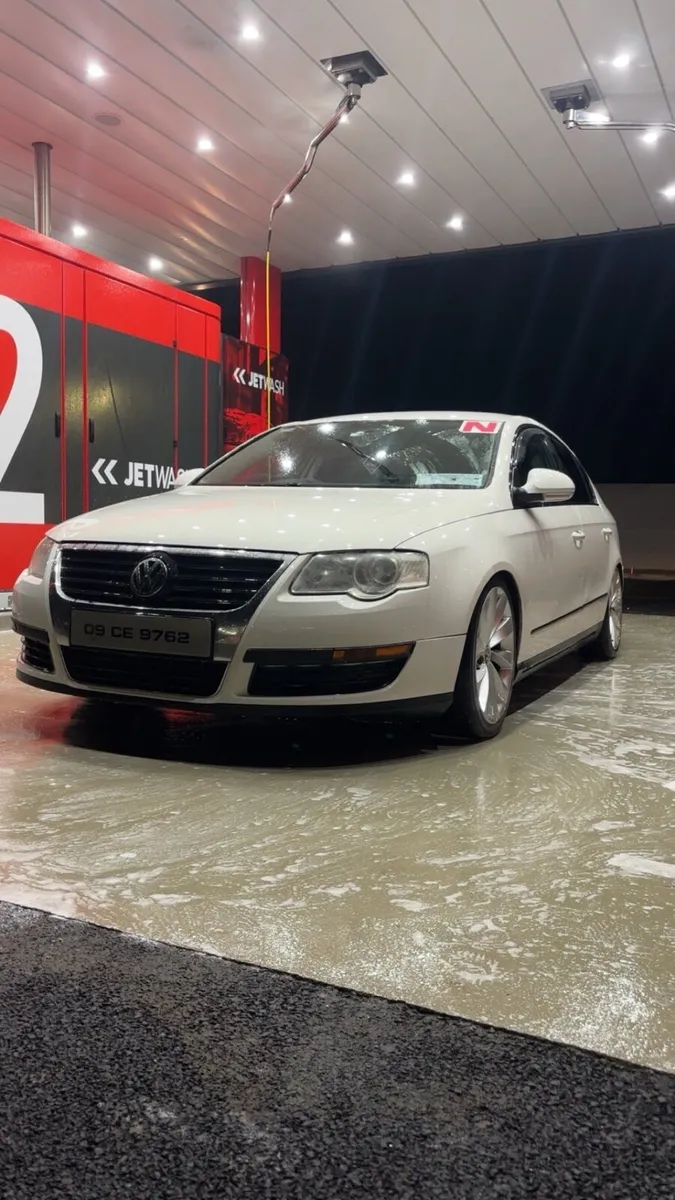 White Volkswagen B6 Passat - Image 2