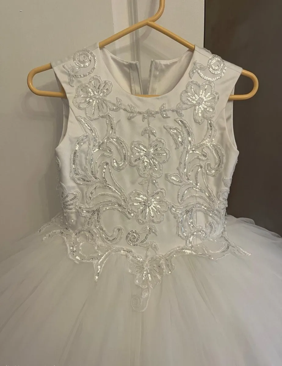 HOLY COMMUNION DRESS EIGHT YEARS OLD TO 9 YEARS OL - Image 3