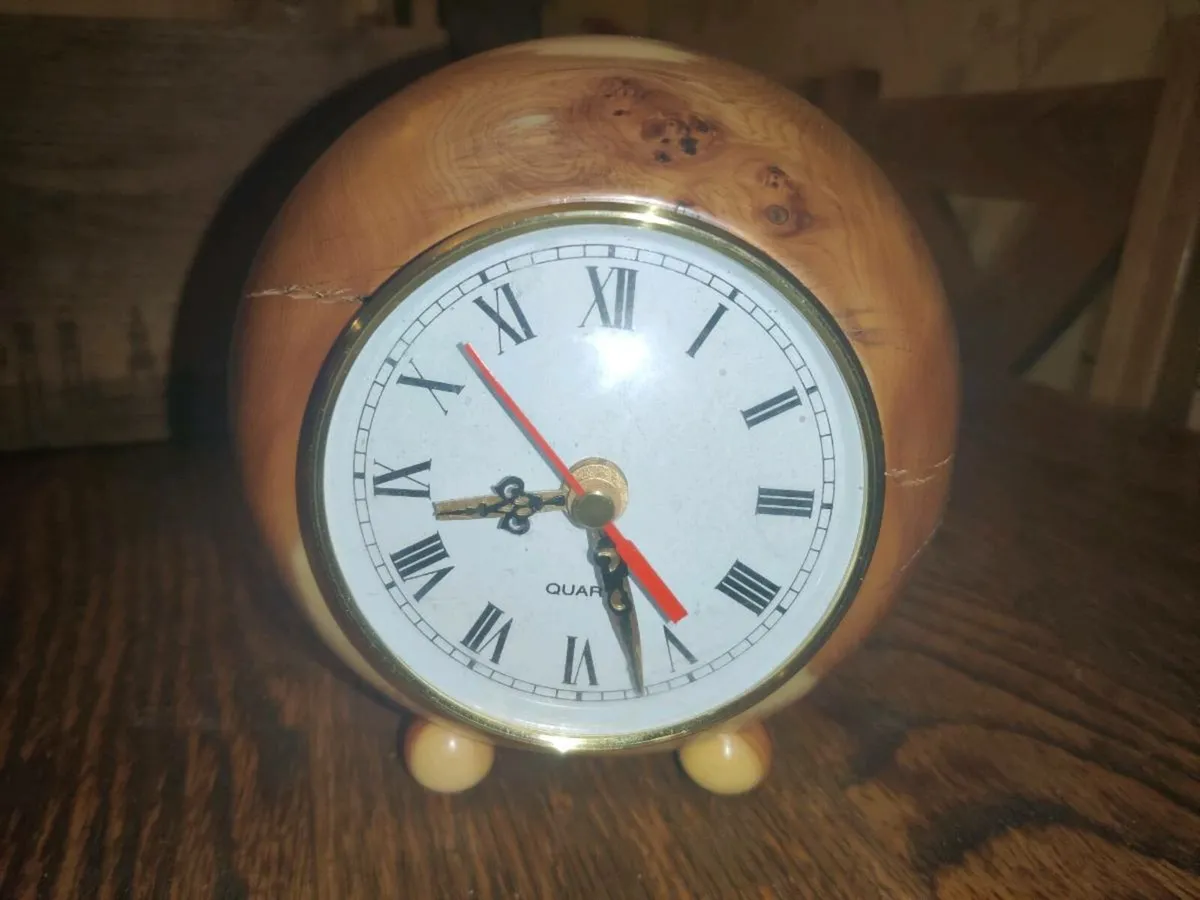 NATURAL ROUND OAK, 5"Tall Hand Carved New Clock ! - Image 1