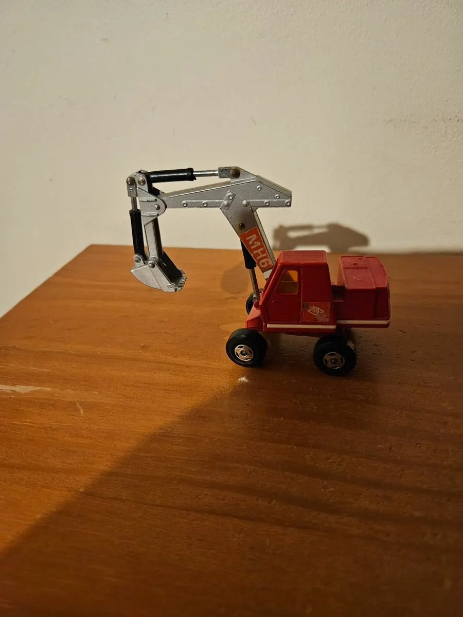 Matchbox Superkings Excavator - Image 1