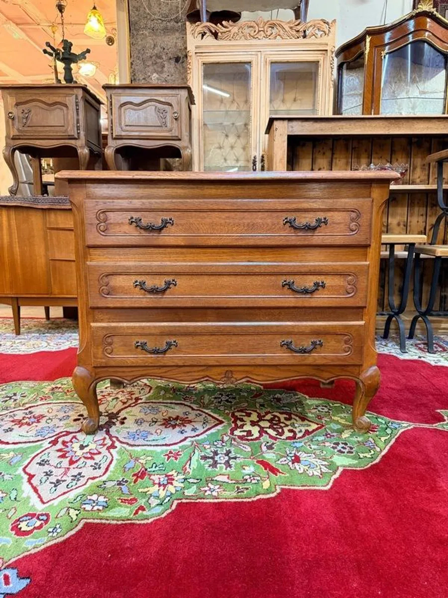 Charming Vintage French Provincial Chest of Drawers - Image 1