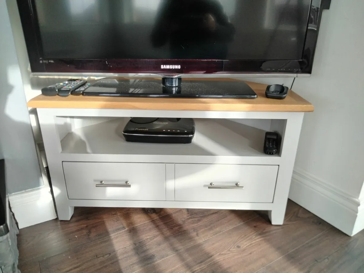 Tv corner unit