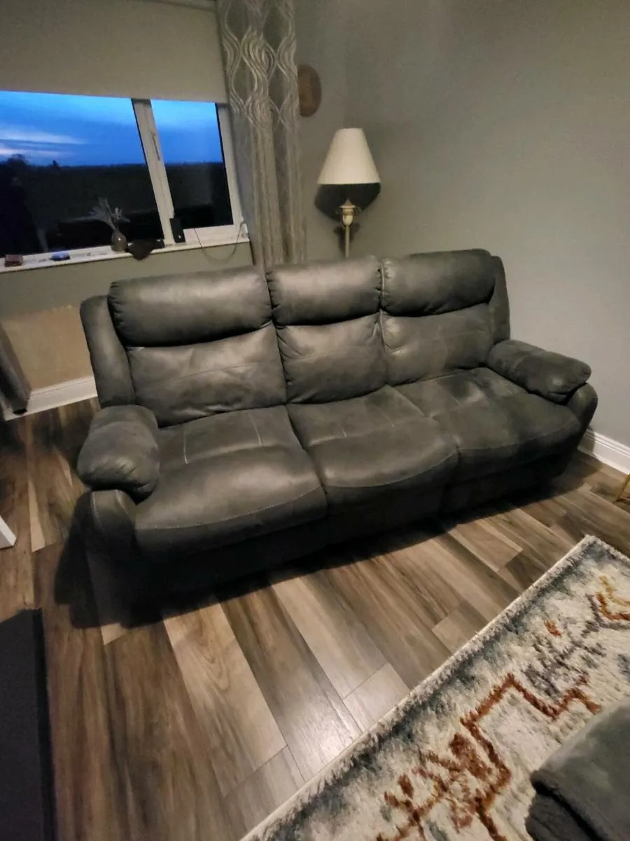 3 seater recliner like new - Image 1