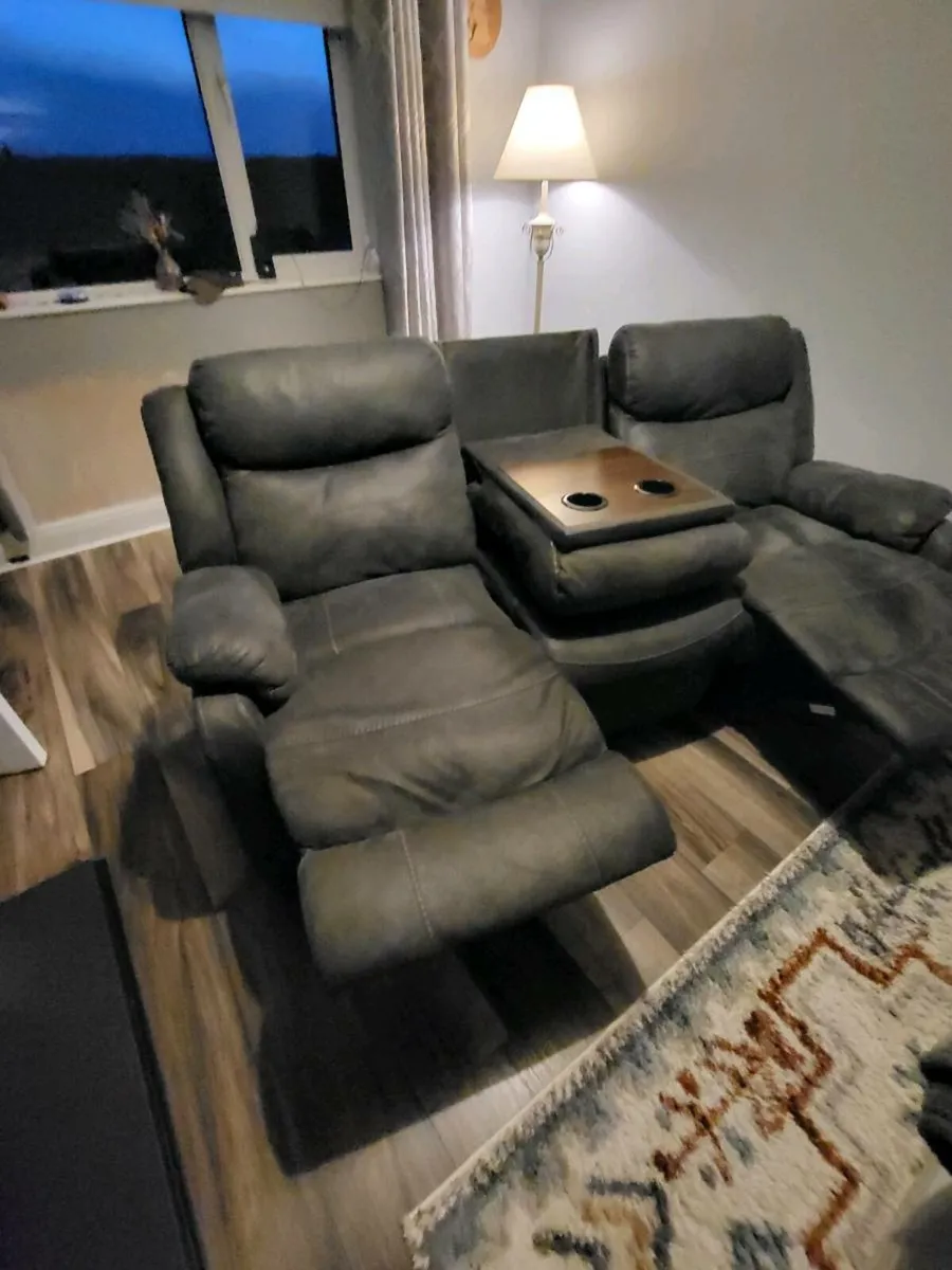 3 seater recliner like new - Image 2