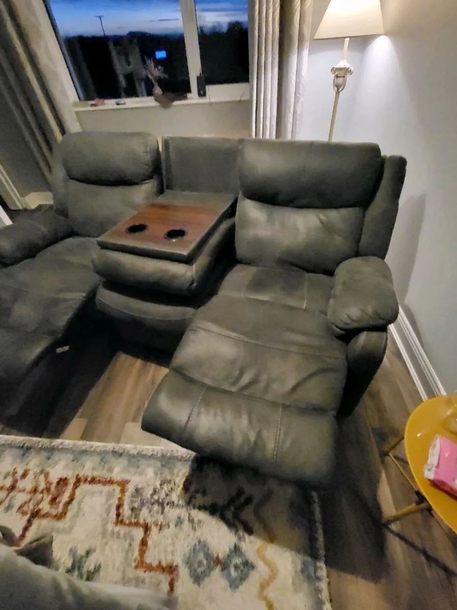 3 seater recliner like new - Image 3