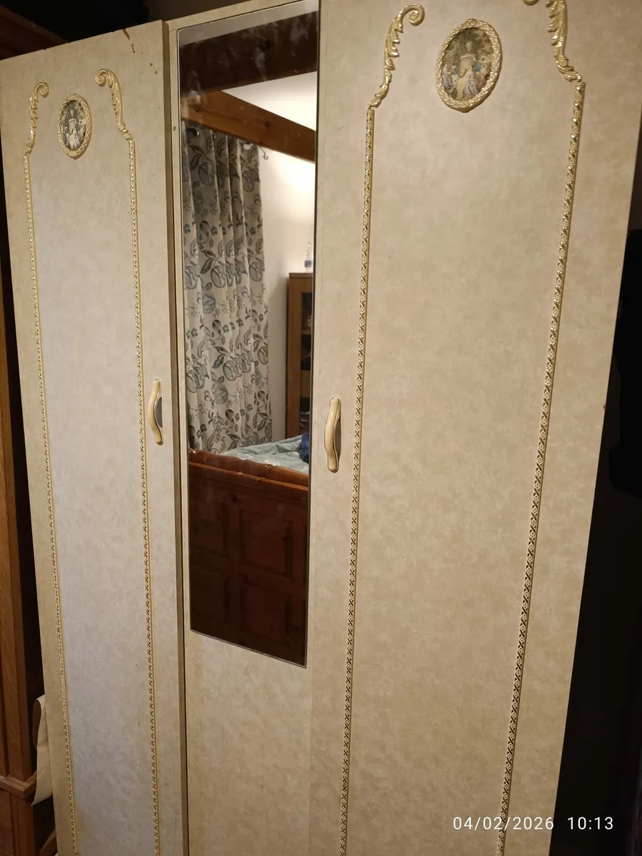 FREE WARDROBE - Image 2