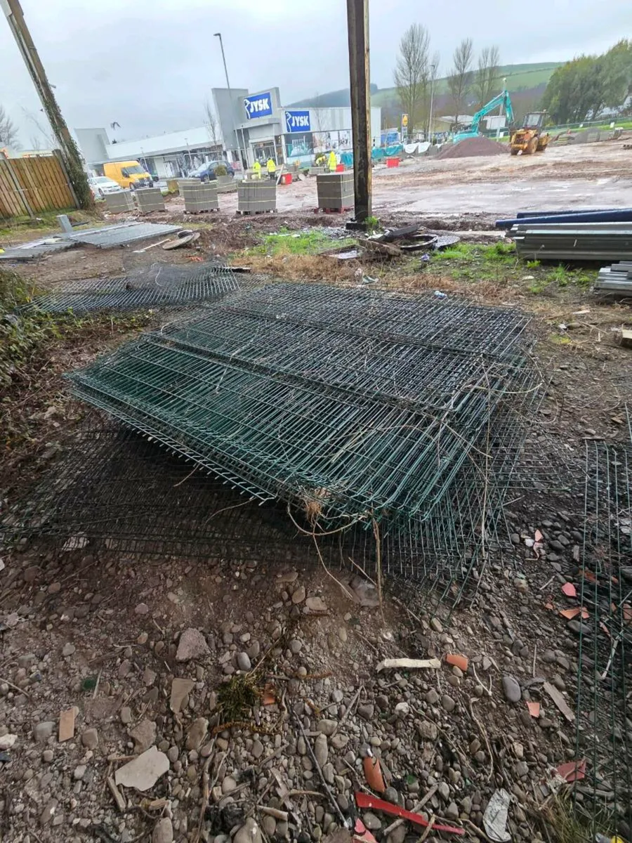 V mesh  fence - Image 3