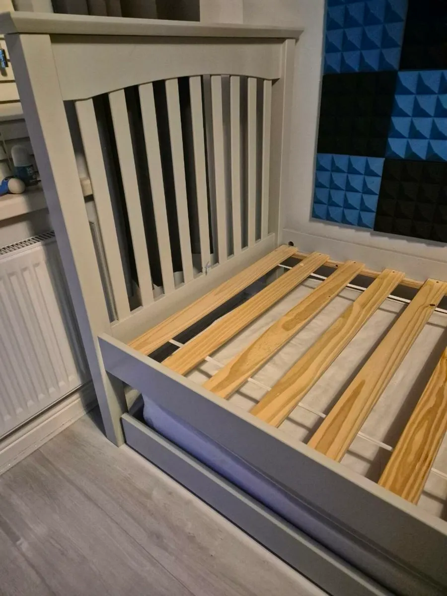 Single beds - Image 2