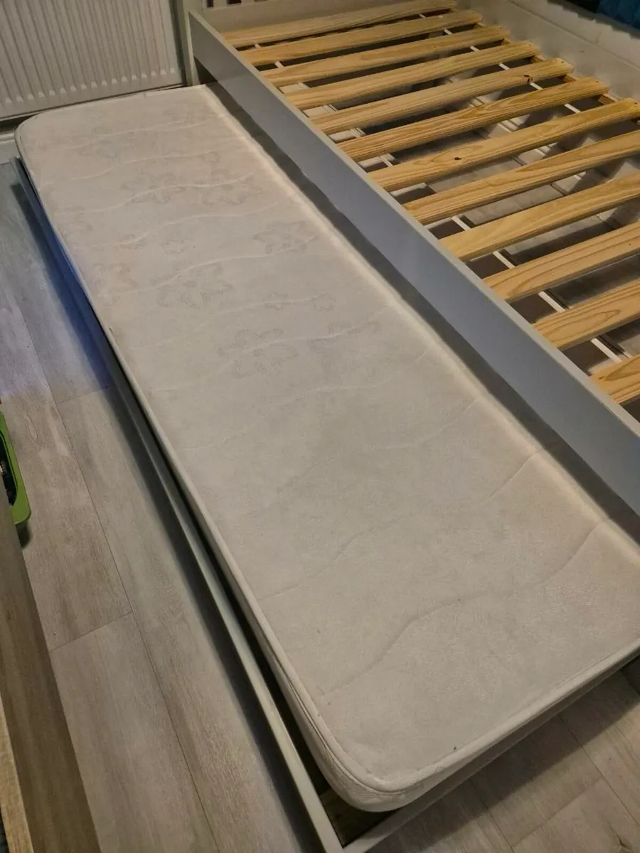 Single beds - Image 3