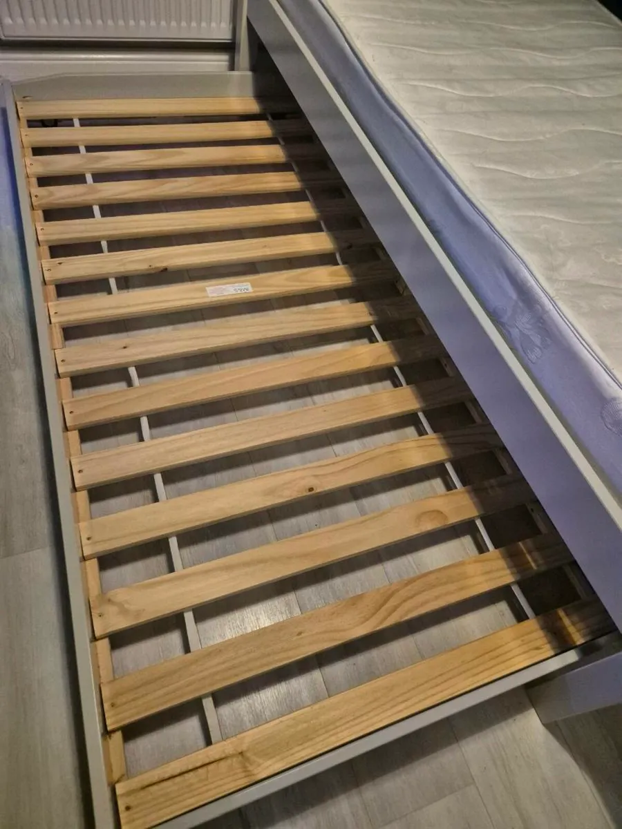 Single beds - Image 4