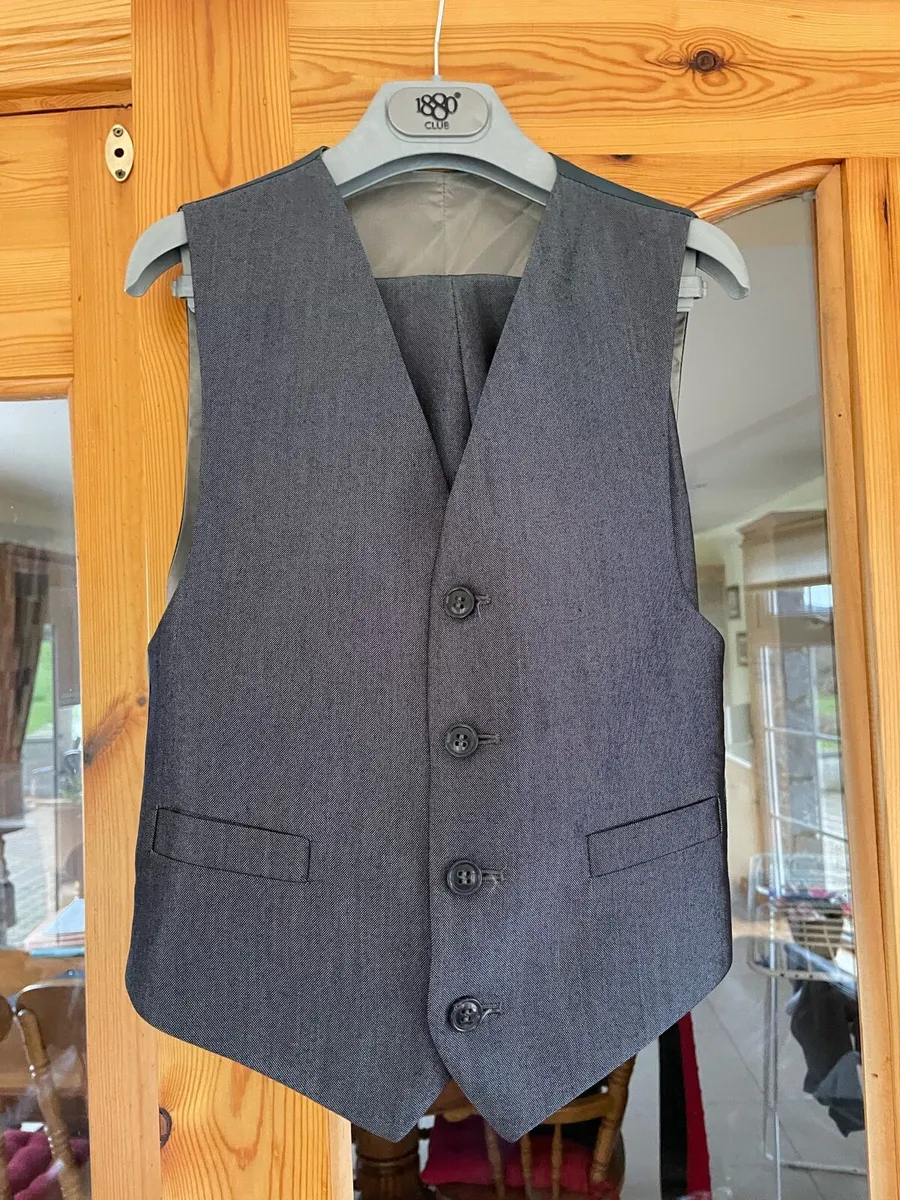 Boys 3 piece suit - Image 4