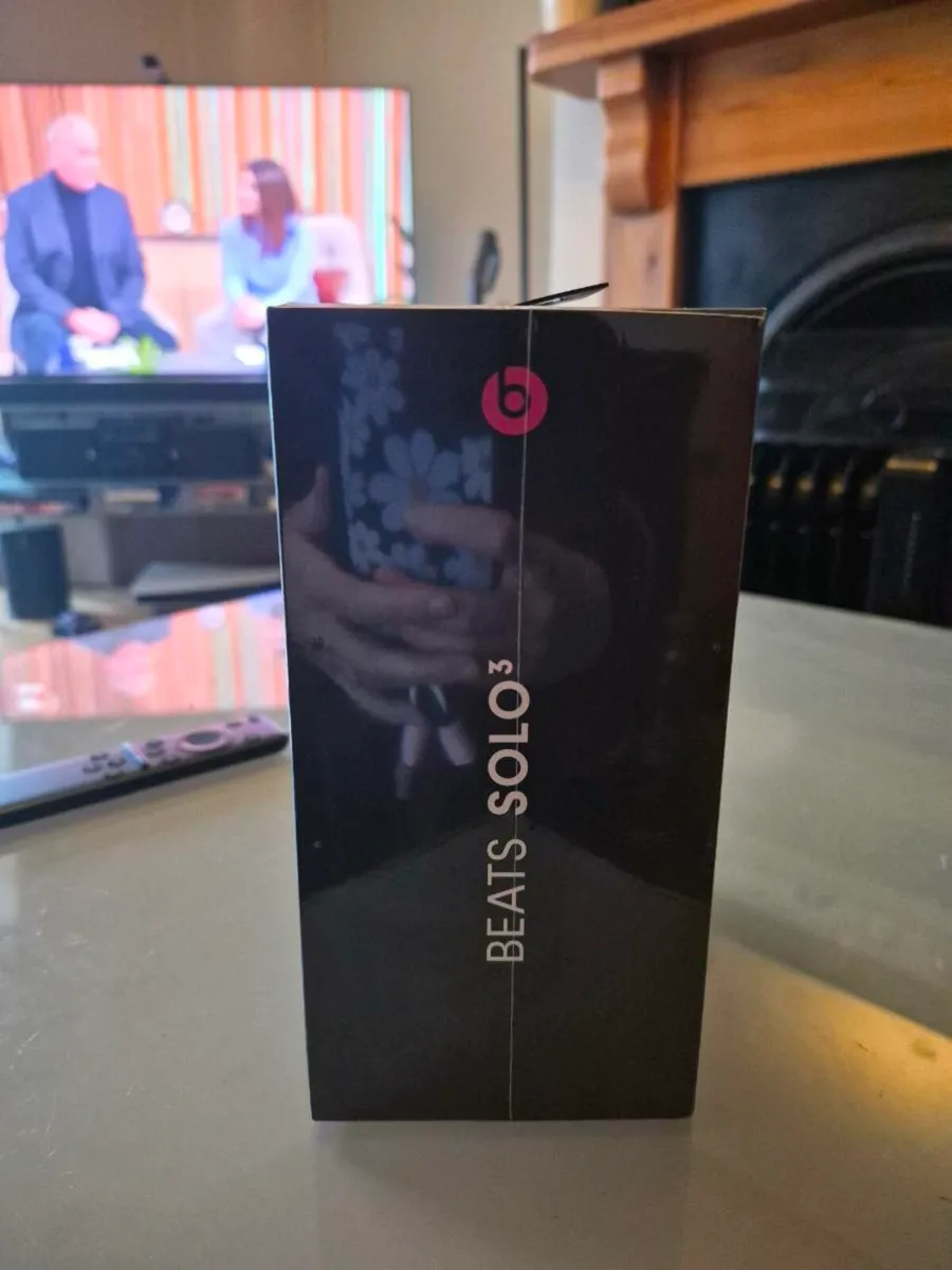 Beats SOLO 3 Headphones - Image 2