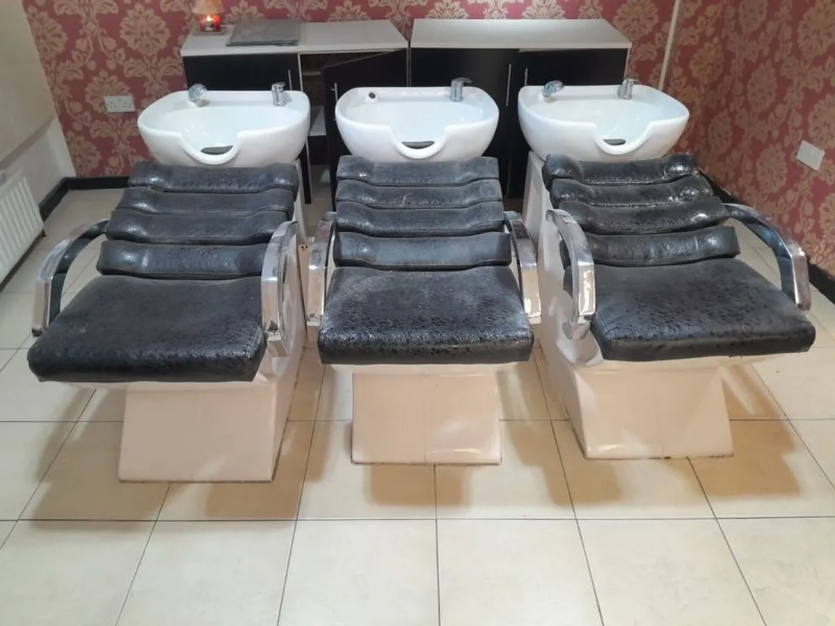 Salon contents - Image 1