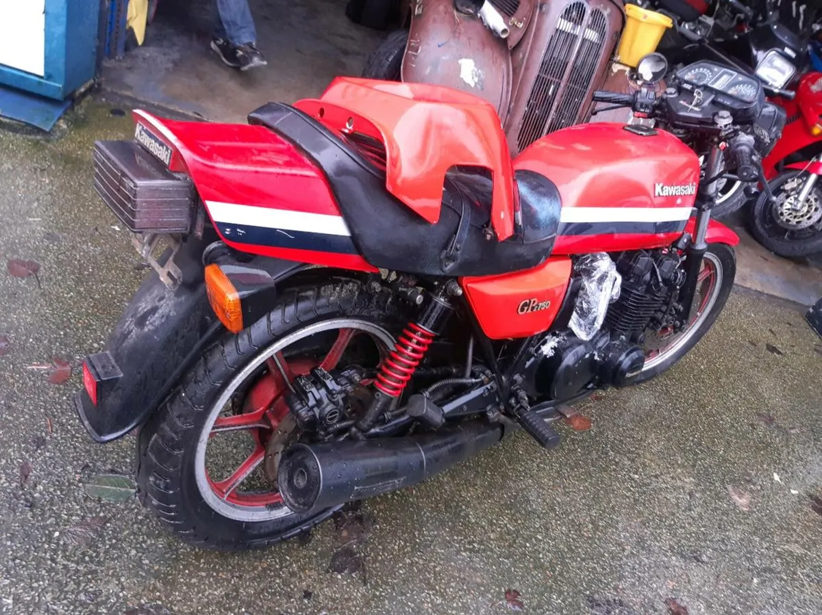 KAWASAKI GPZ 750 COMPLETE RESTORATION PROJECT - Image 3