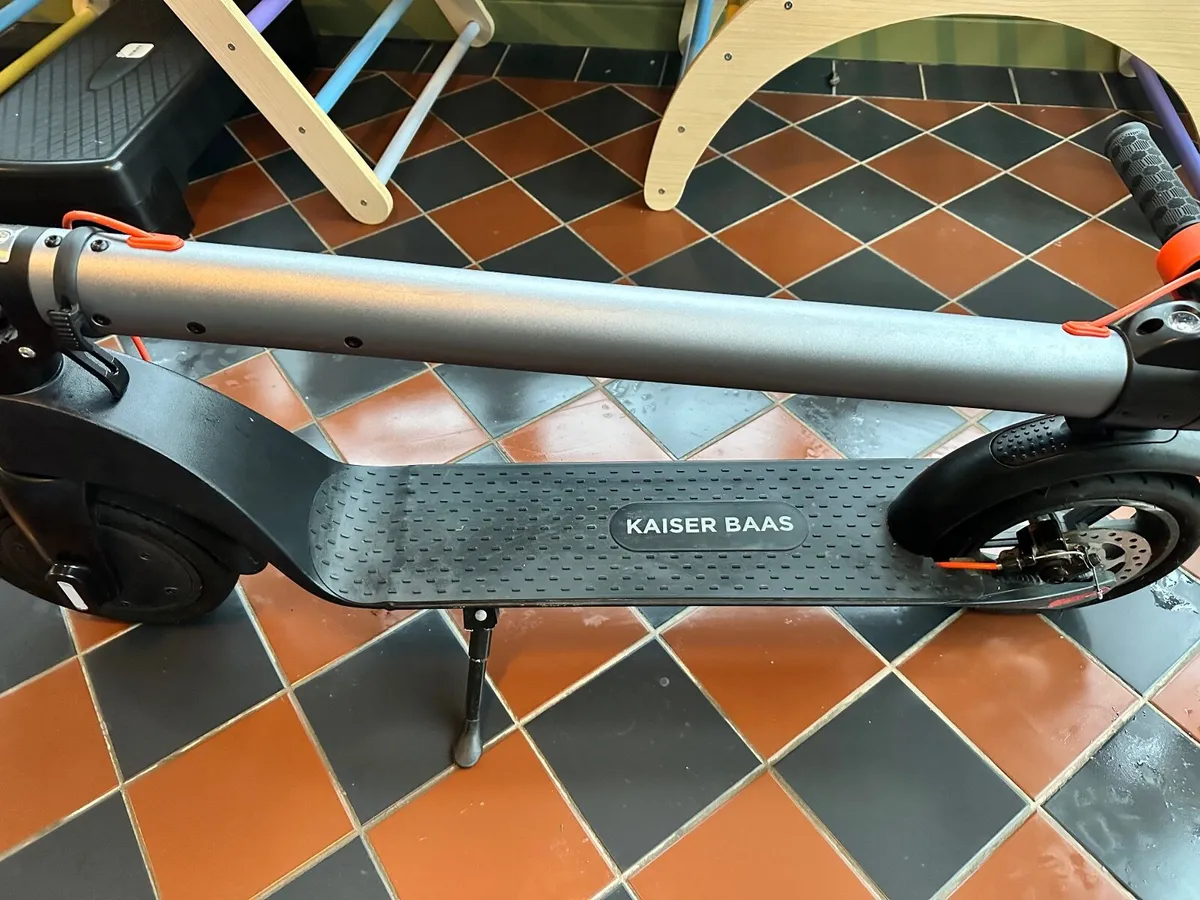 Kaiser Baas REVO E3 – 350W Electric Scooter – 25 k - Image 4