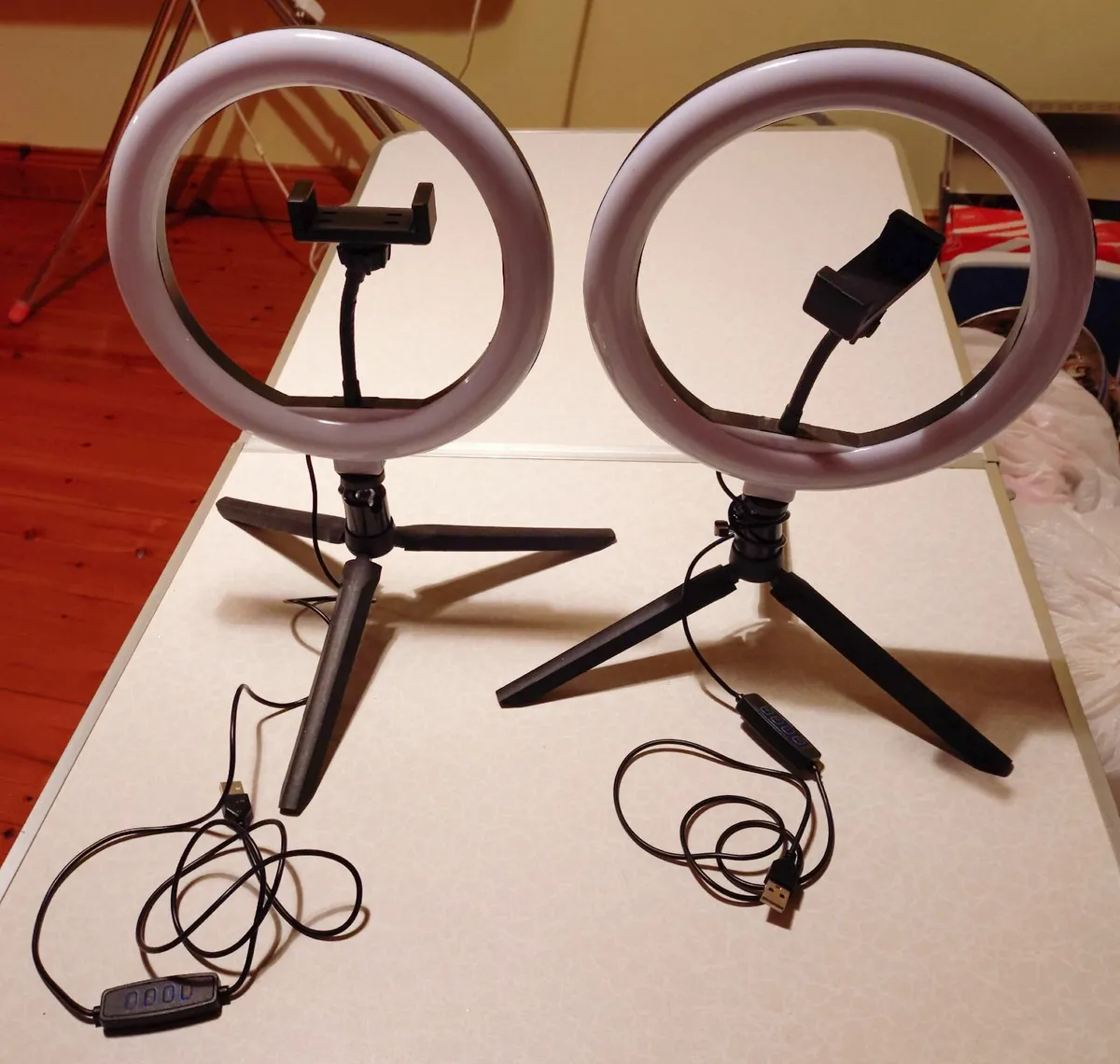 TWO LED RING LIGHTS WITH SMART PHONE HOLDER. - Image 2