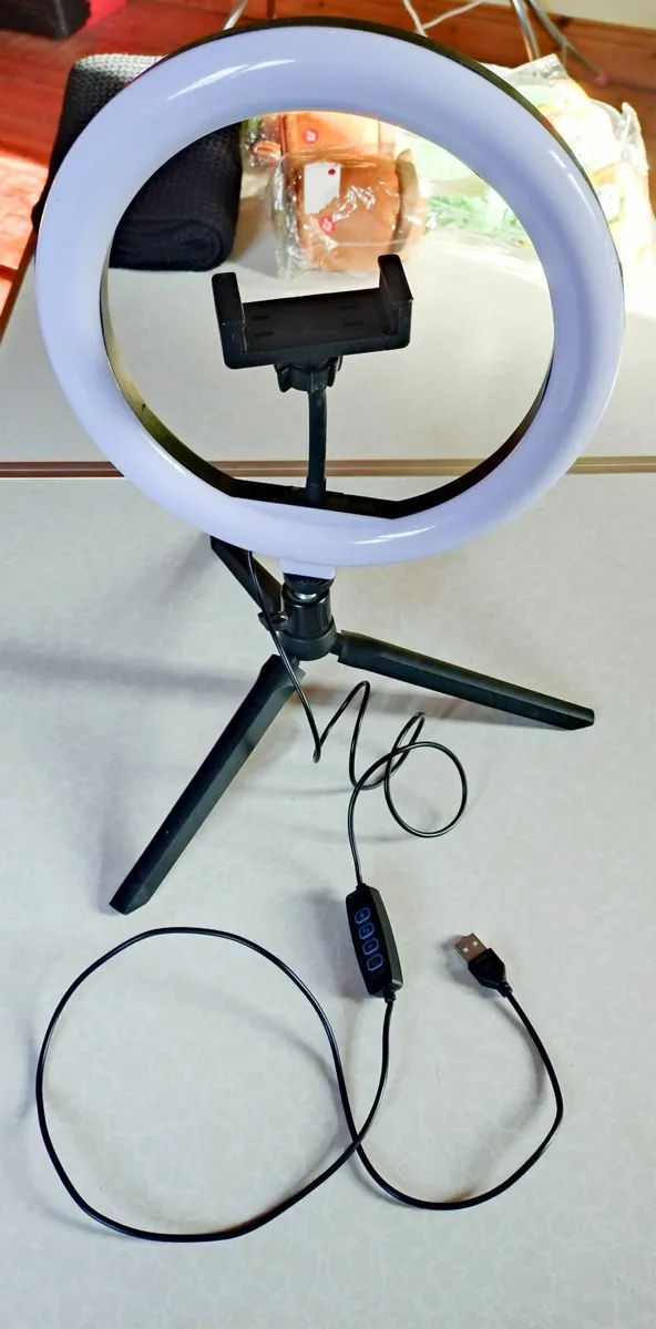 TWO LED RING LIGHTS WITH SMART PHONE HOLDER. - Image 4