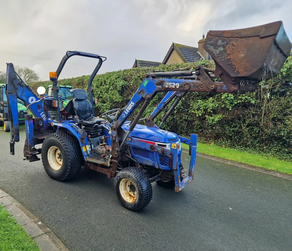 Iseki 34hp Compact Tractor with Loader & Backhoe - Image 2