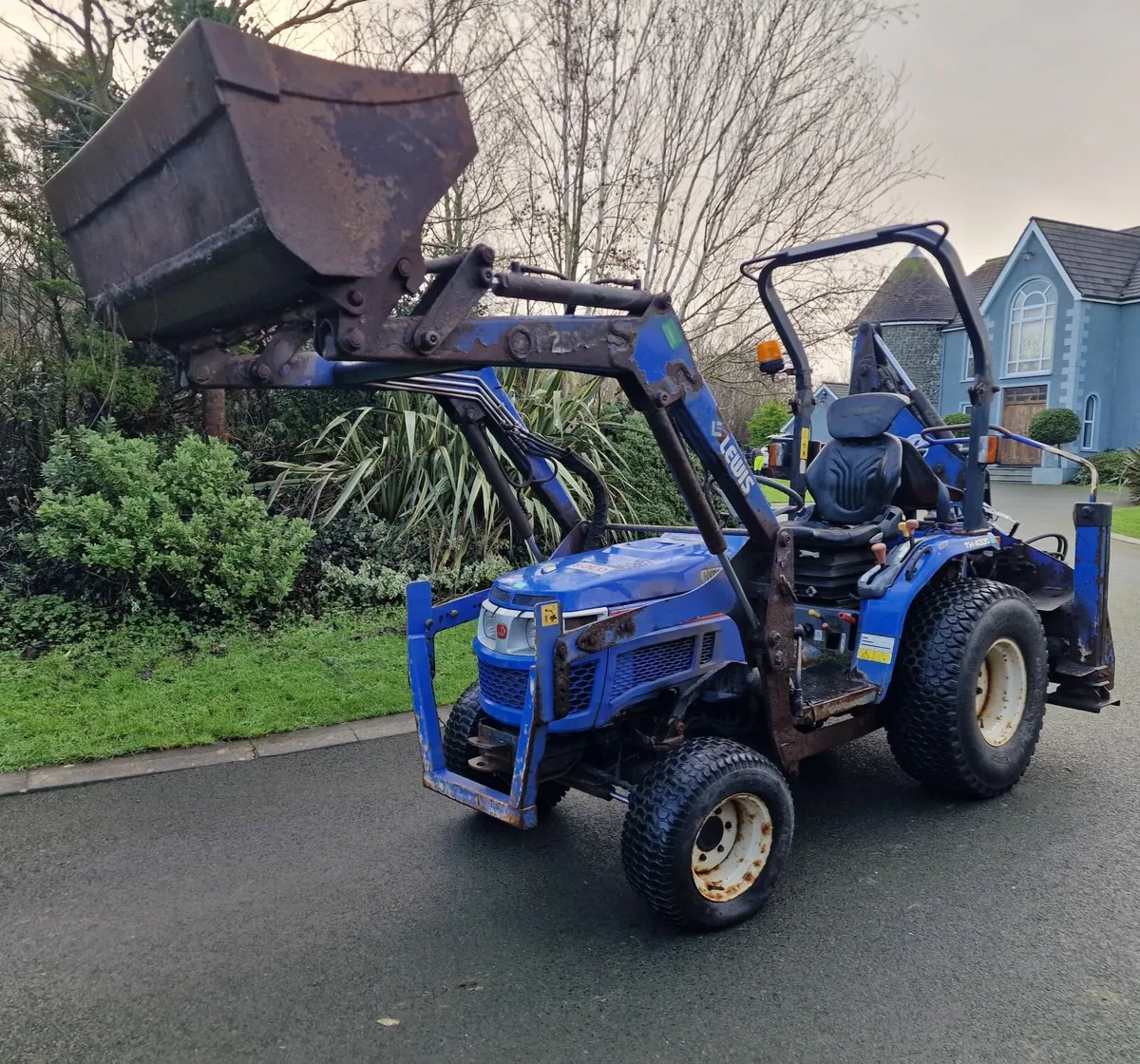 Iseki 34hp Compact Tractor with Loader & Backhoe - Image 3