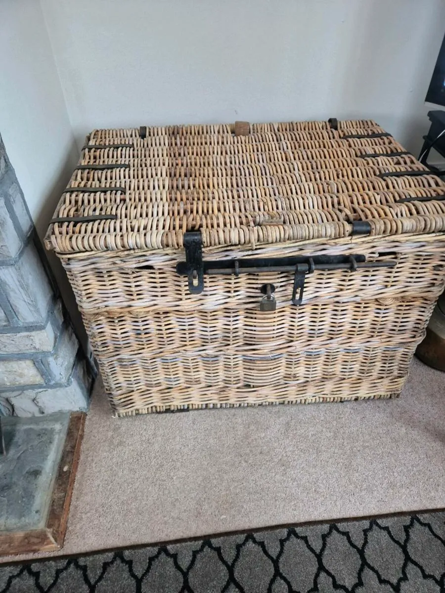 Large vintage laundry basket - Image 1