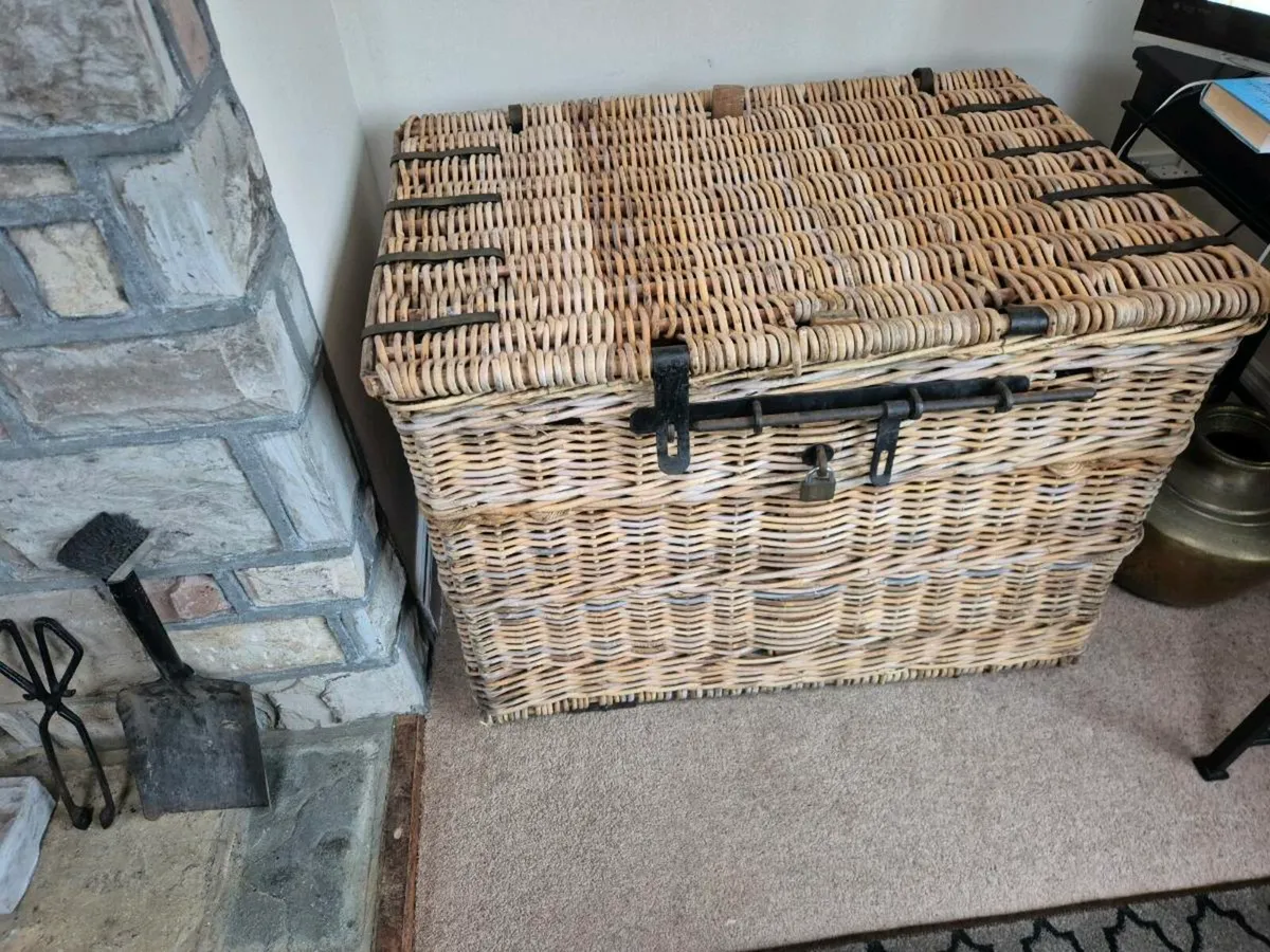Large vintage laundry basket - Image 2
