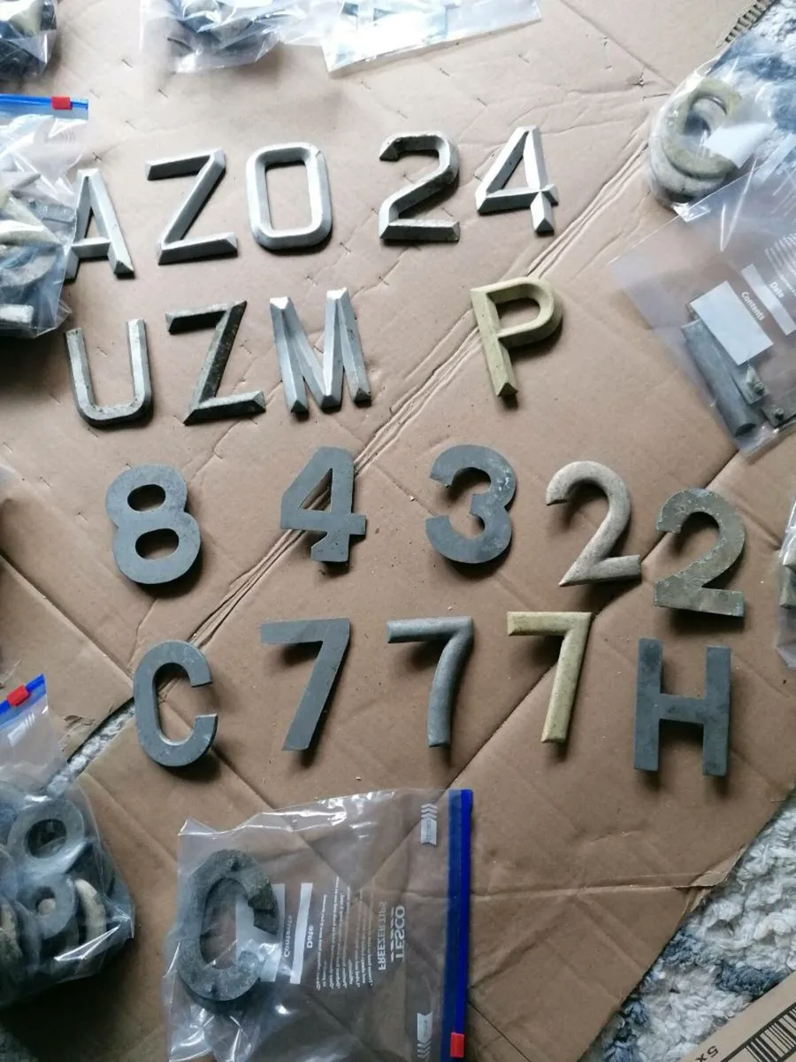 Vintage car metal letters/numbers - Image 1