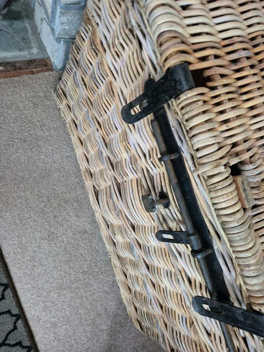 Large vintage laundry basket - Image 3