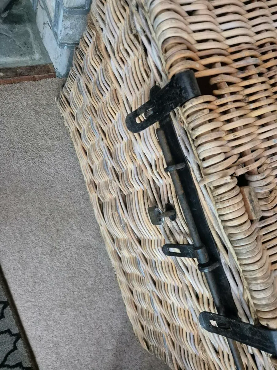 Large vintage laundry basket - Image 4