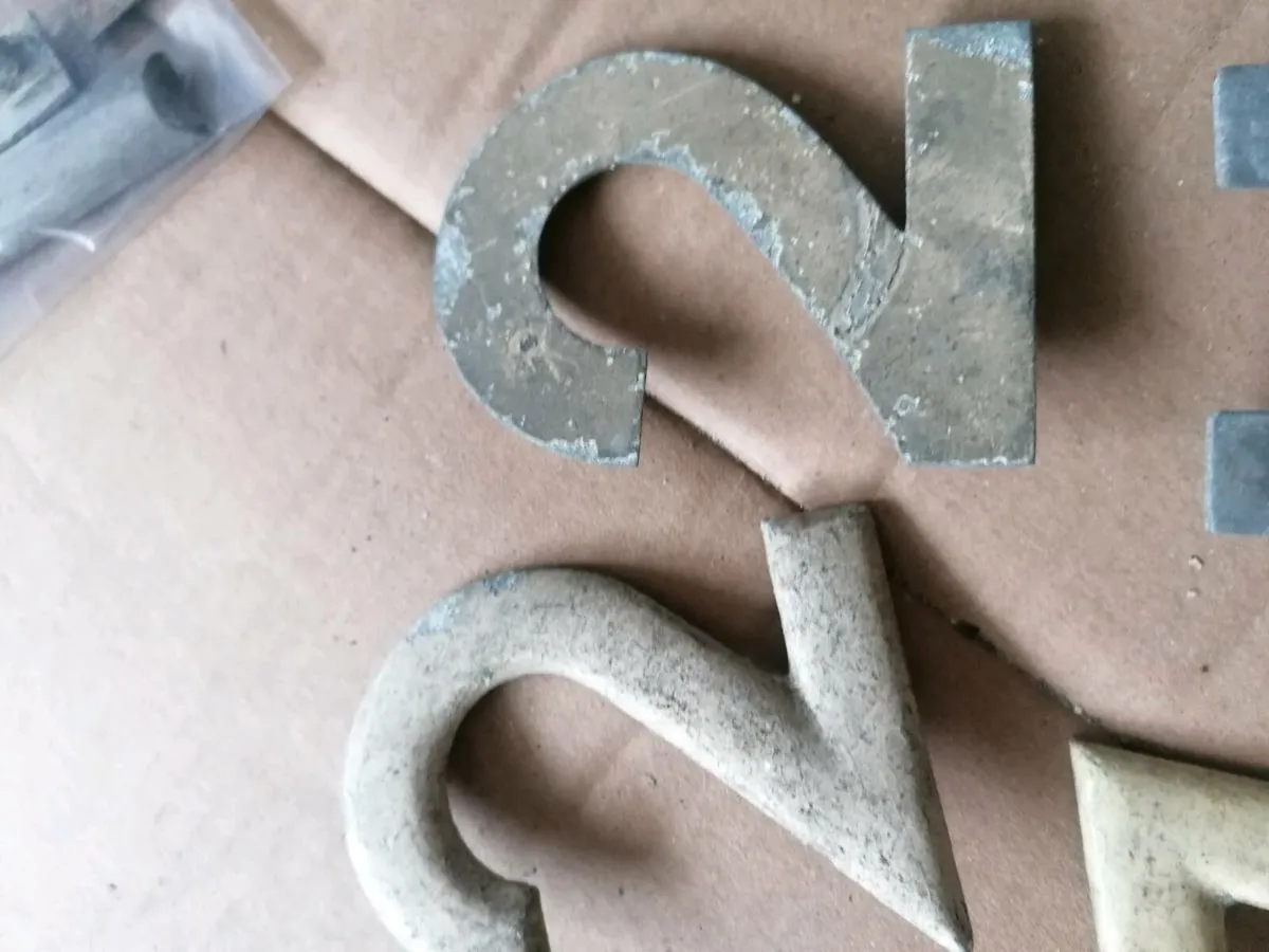 Vintage car metal letters/numbers - Image 3