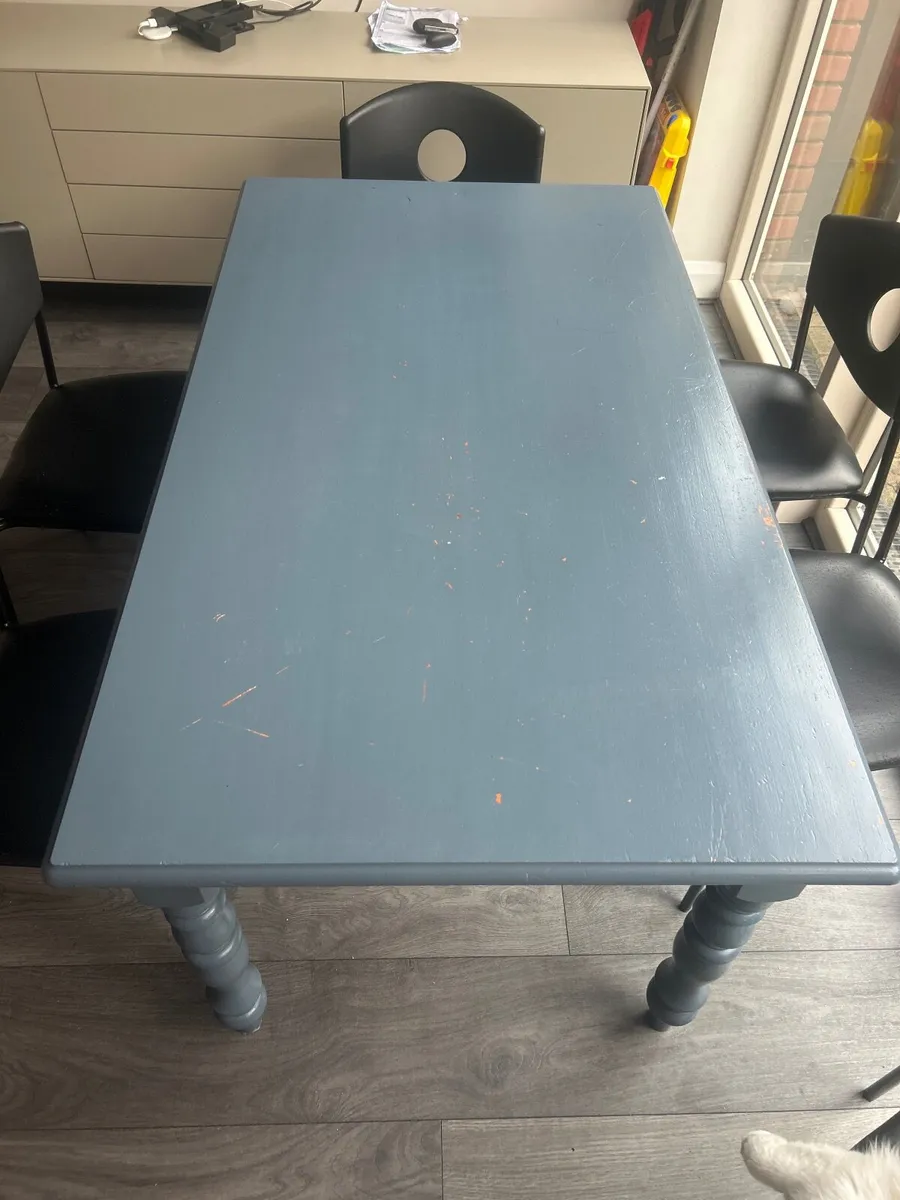 Table and chairs - Image 1